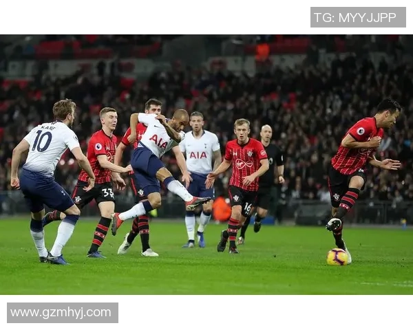 足球明星亲临网吧与粉丝互动引发热潮共同畅享足球魅力与电竞激情